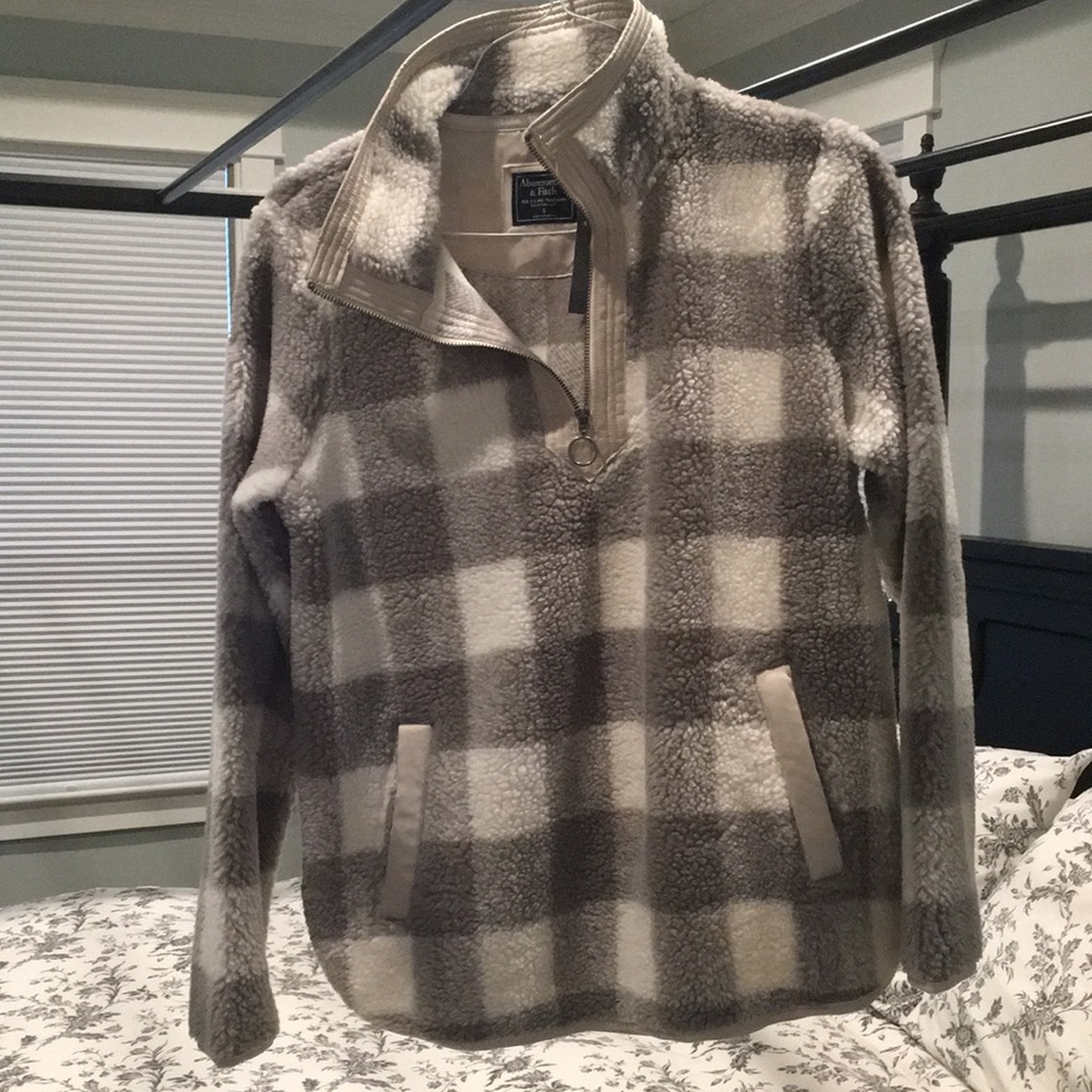Abercrombie Gray and white buffalo check sweater